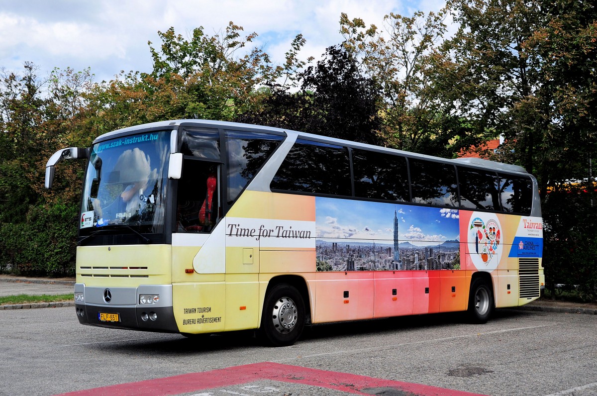 Mercedes Tourismo von Taiwan Touristik aus Ungarn in Krems.