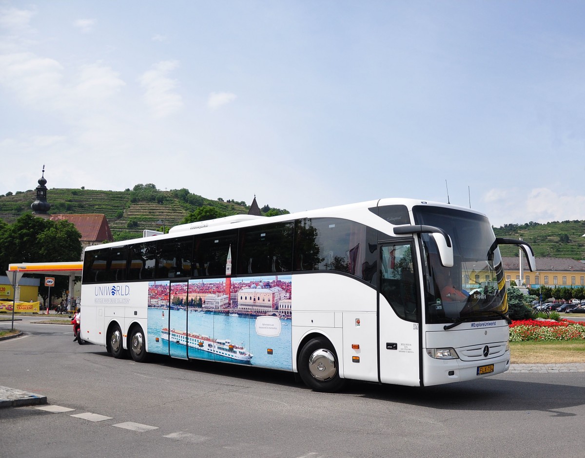 Mercedes Tourismo von Uniworld aus Ungarn im Juni 2015 in Krems gesehen.