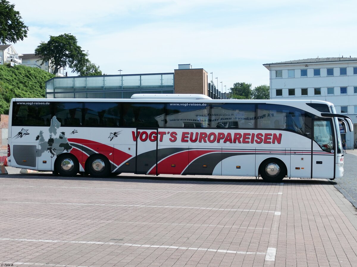 Mercedes Tourismo von Vogt's Reisen aus Deutschland im Stadthafen Sassnitz.