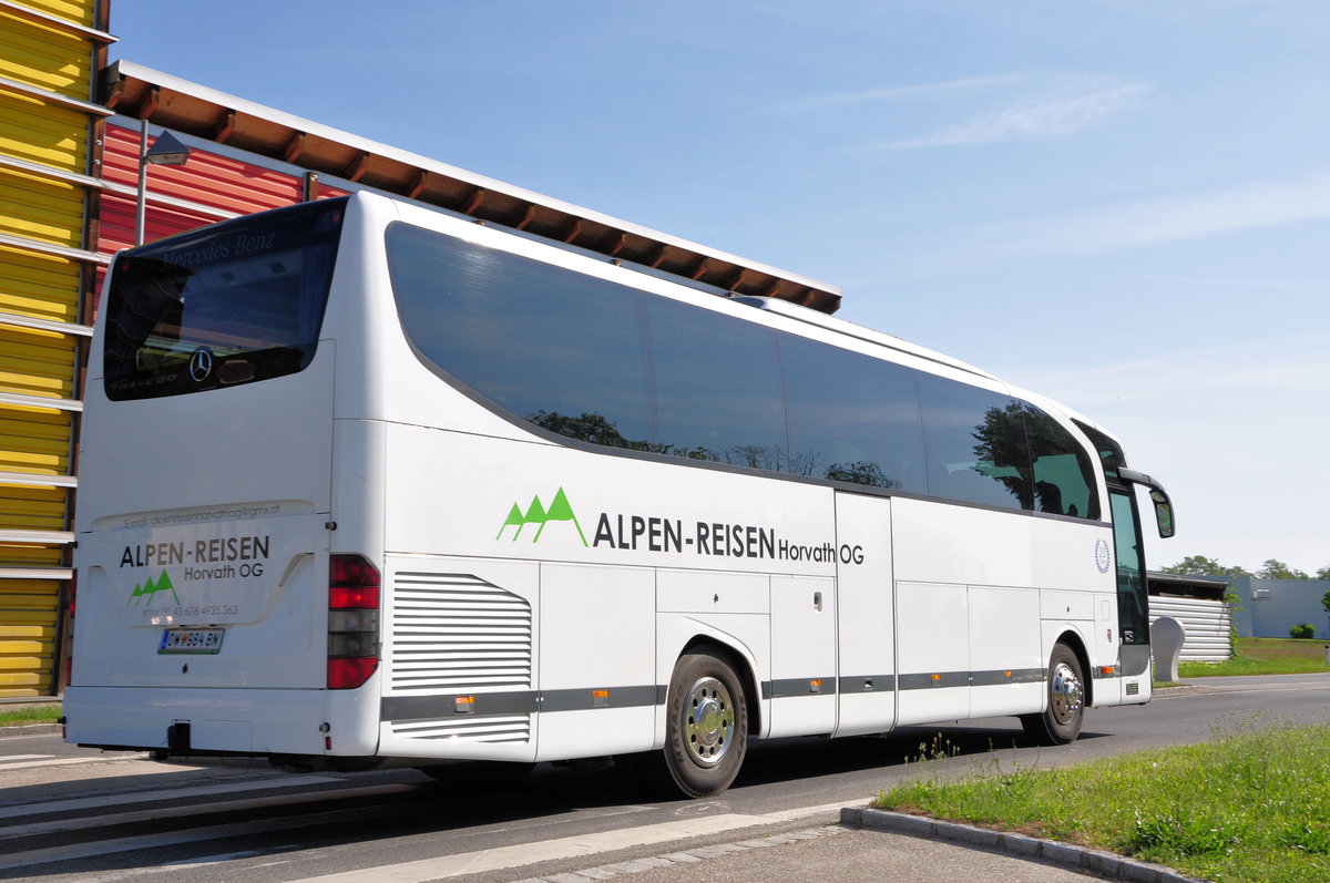 Mercedes Travego von Alpen Reisen Horvath aus sterreich in Krems gesehen.