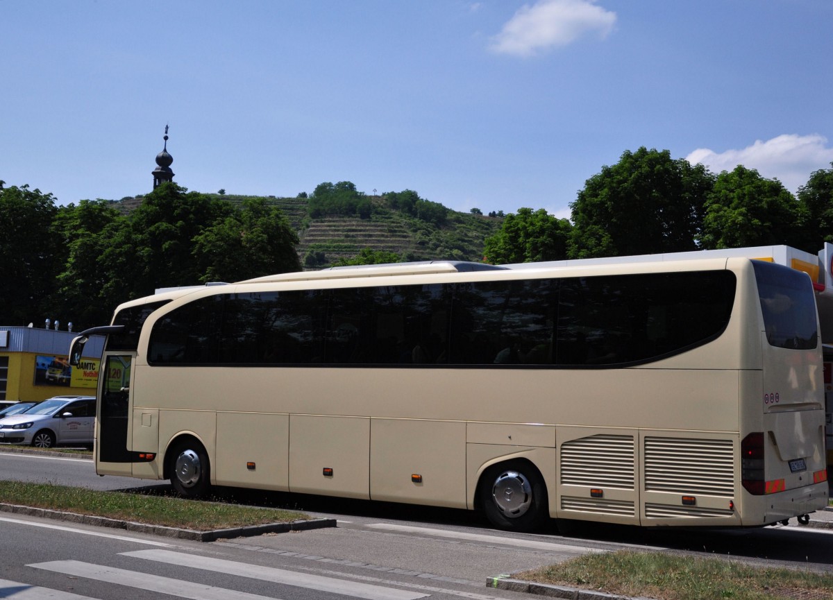 Mercedes Travego aus RO im Juni 2015 in Krems unterwegs.