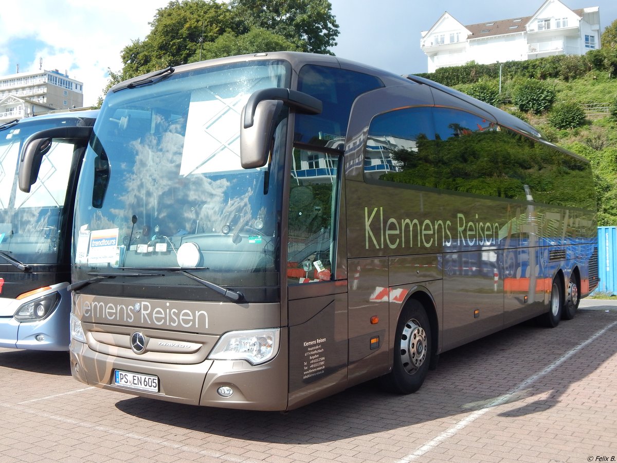Mercedes Travego von Klemens Reisen aus Deutschland im Stadthafen Sassnitz.