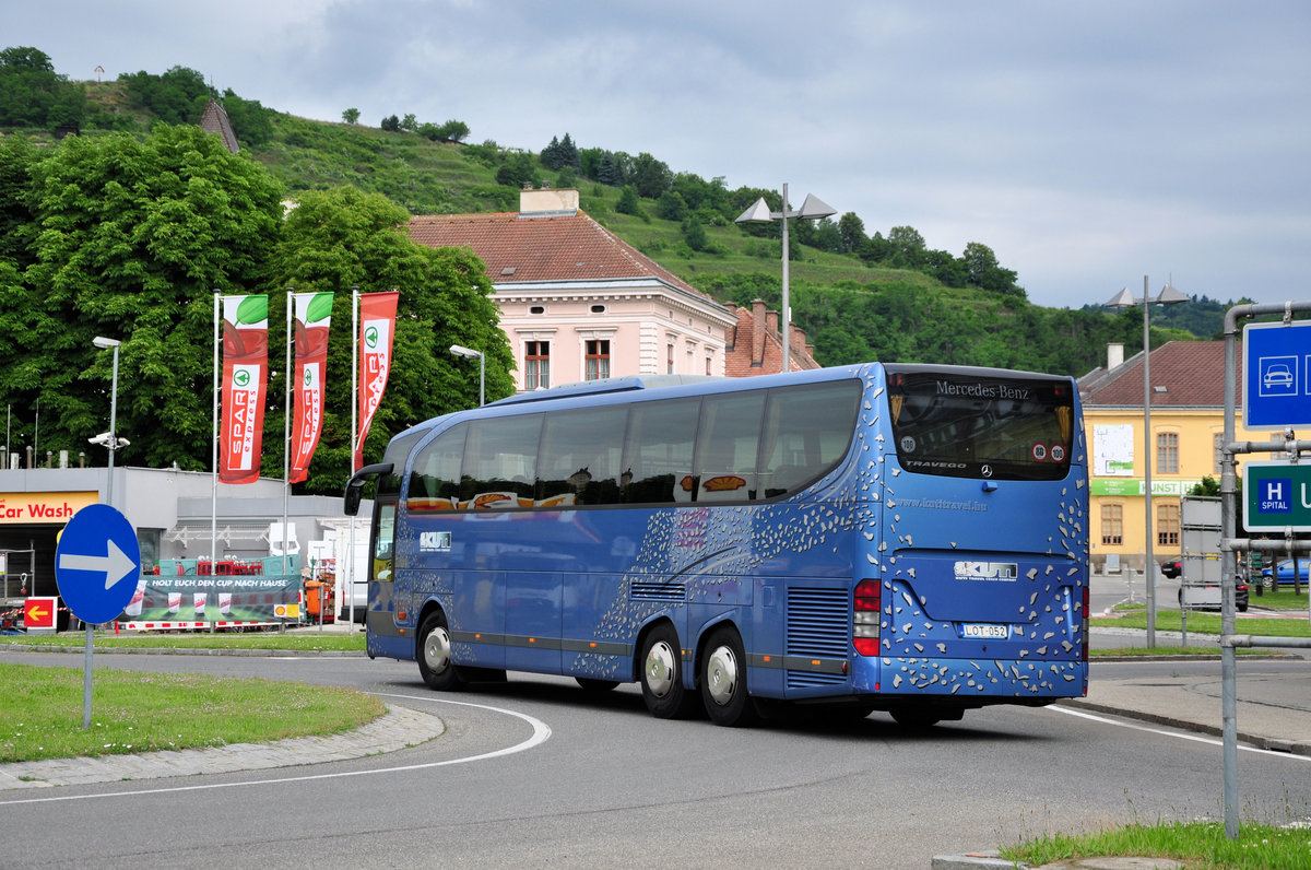 Mercedes Travego von Kuti Reisen aus Ungarn in Krems unterwegs.