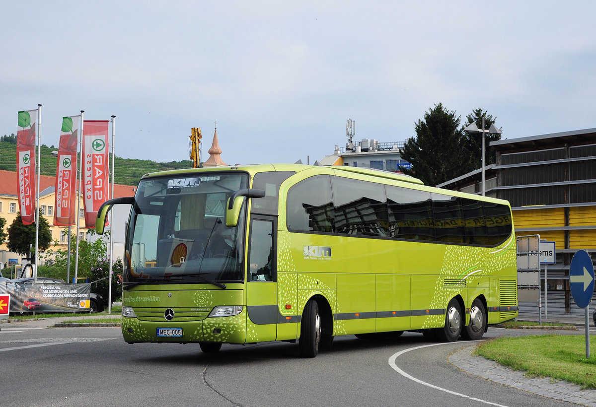 Mercedes Travego von Kuti Travel.hu in Krems gesehen.