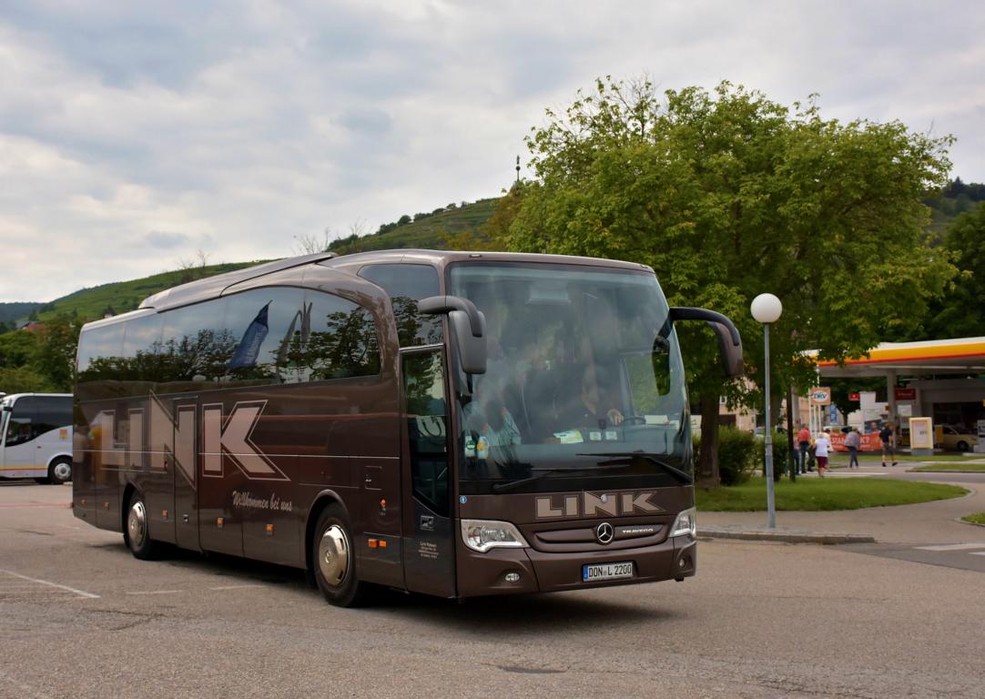 Mercedes Travego von LINK Reisen aus DE 2018 in Krems gesehen.