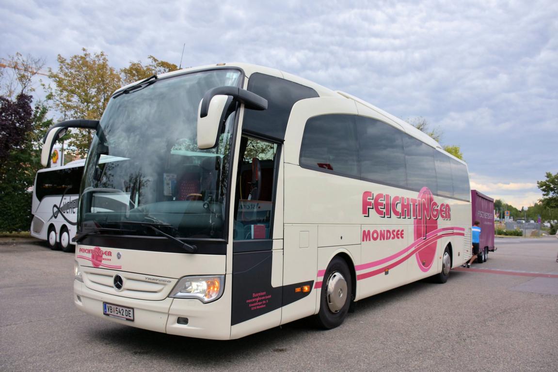Mercedes Travego mit Radanhnger von Feichtinger Reisen aus sterreich 07/2017 in Krems.