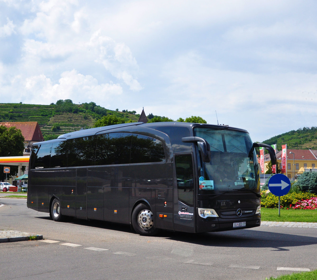 Mercedes Travego von der Molnar Travel.hr in Krems gesehen.