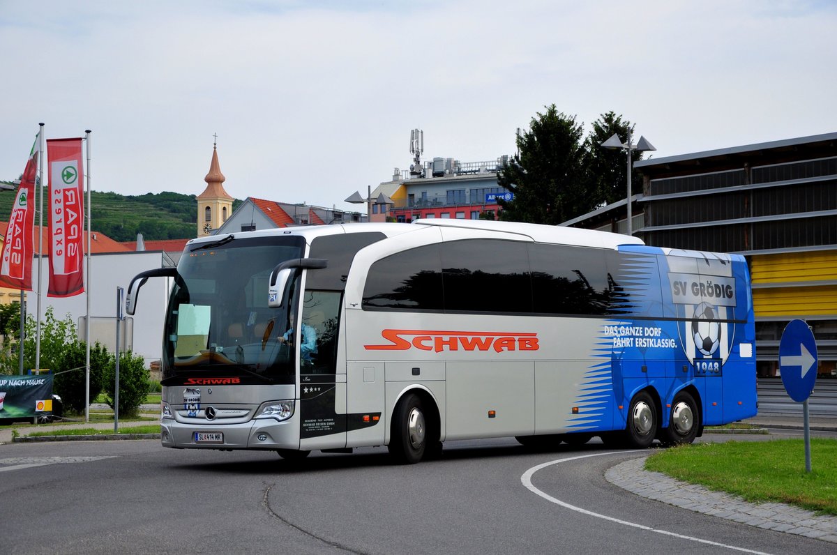 Mercedes Travego vom Reisebro SCHWAB aus sterreich in Krems unterwegs.