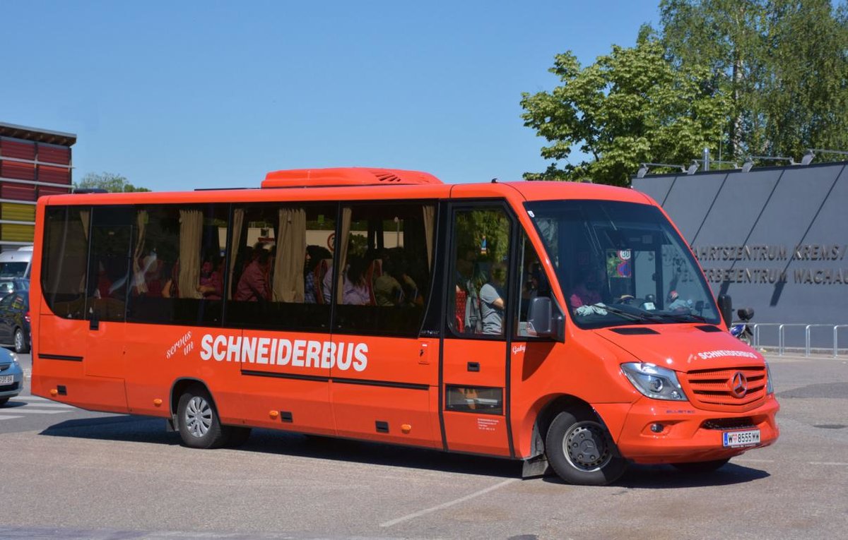 Midi Bus Mercedes von Schneiderbus aus Wien in Krems.