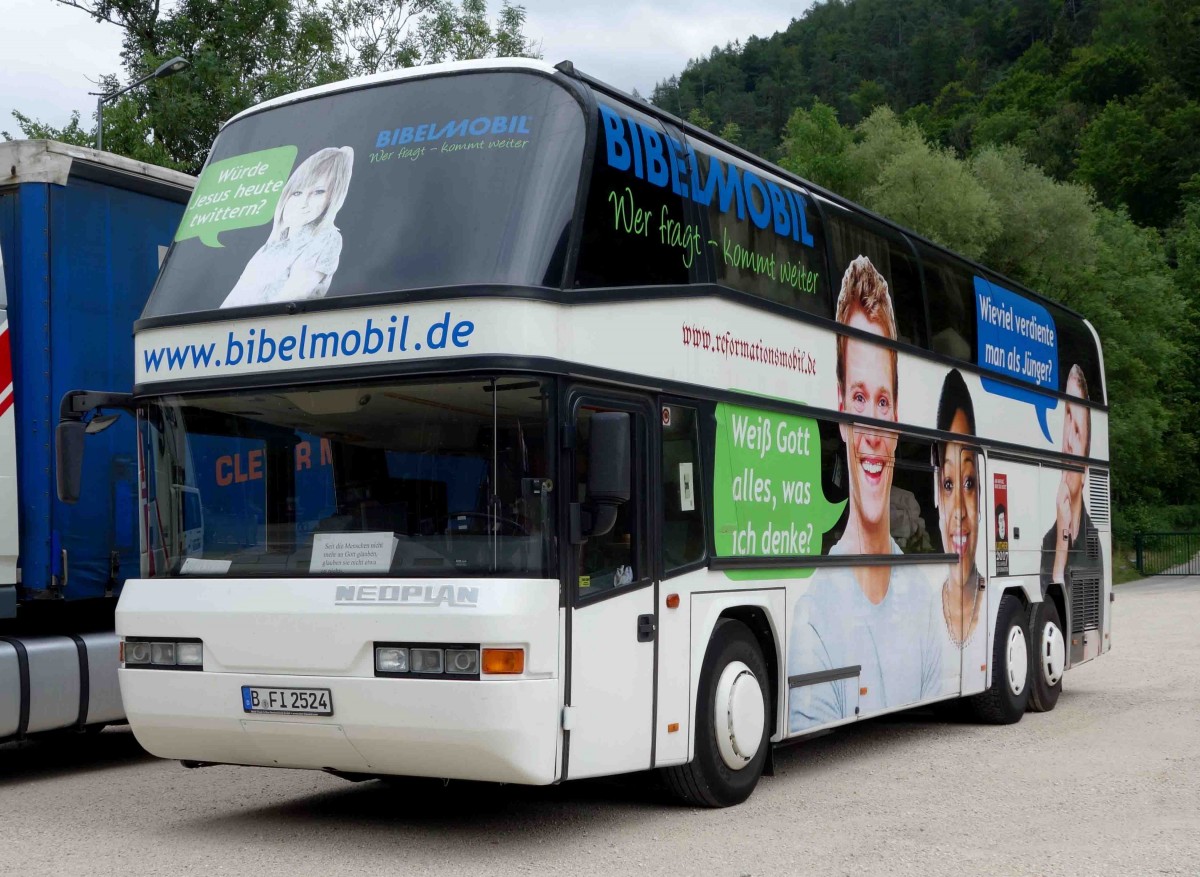 Neoplan von Bibelmobil, steht auf dem Busparkplatz von Bad Reichenhall im Juli 2015