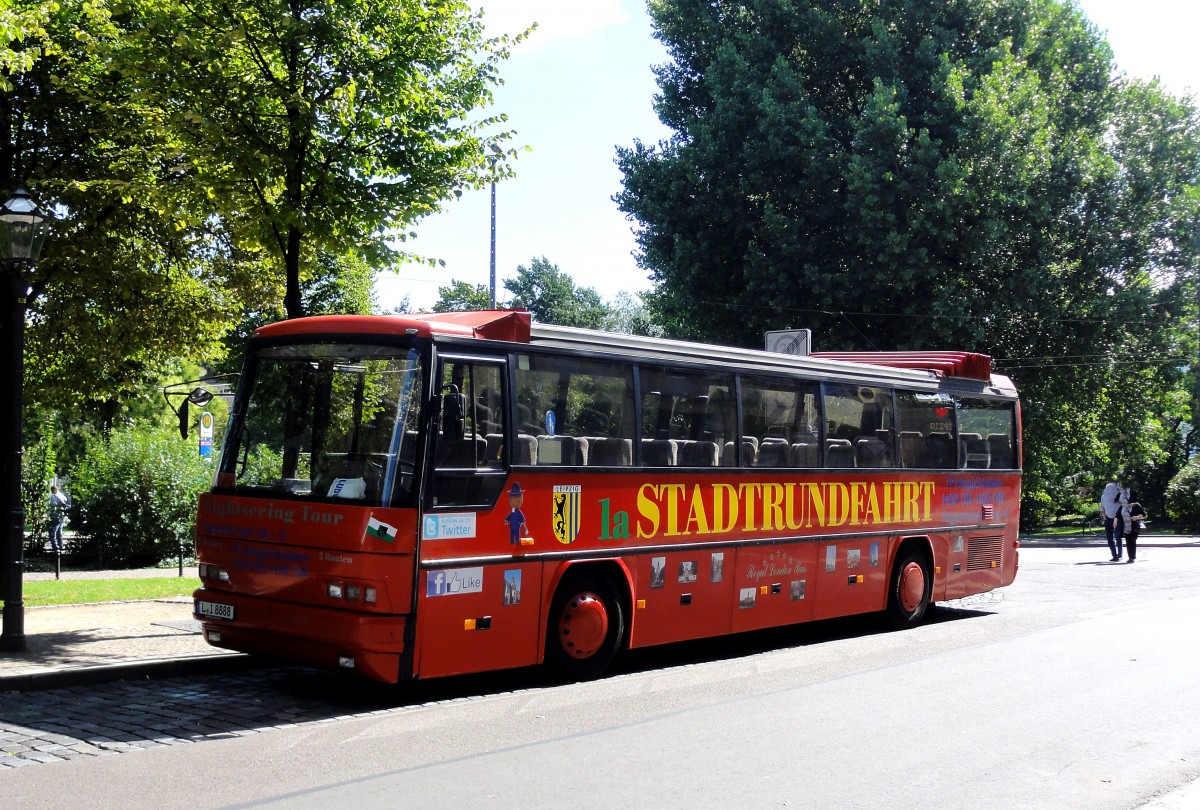 Neoplan Bus fr die Stadtrundfahrten in Leipzig beim Hauptbahnhof Ende Juli 2015 gesehen.