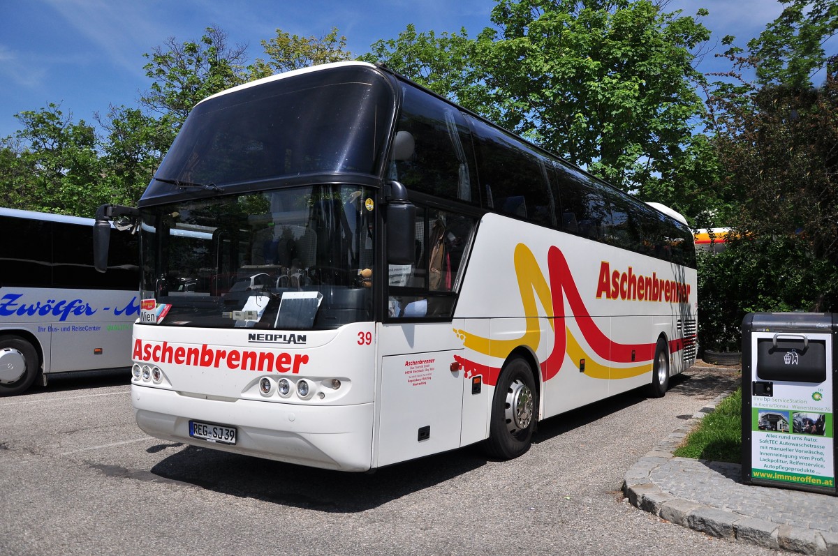 Neoplan Cityliner von Aschenbrenner aus der BRD im Mai 2015 in Krems.