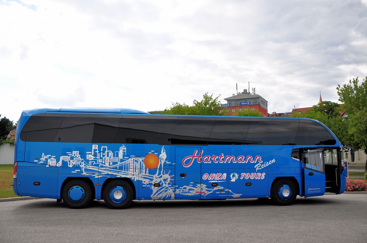 Neoplan Cityliner von Hartmann Reisen aus der BRD im Juni 2015 in Krems.