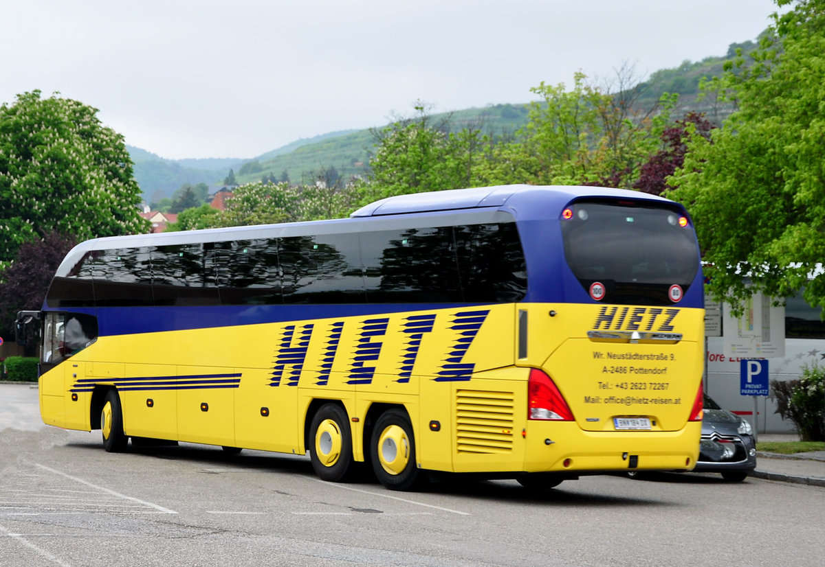 Neoplan Cityliner von Hietz Reisen aus Niedersterreich in Krems gesehen.