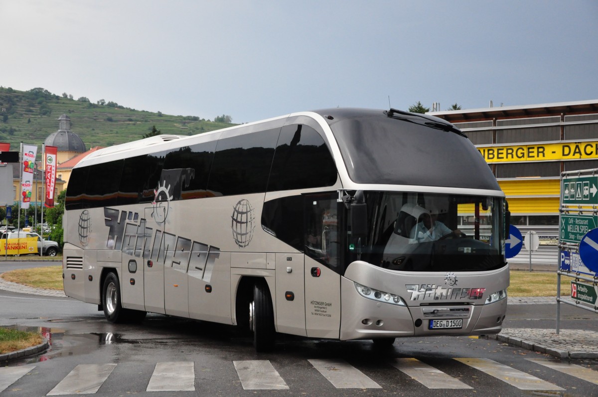 Neoplan Cityliner von Htzinger Reisen aus der BRD im Juni 2015 in Krems.