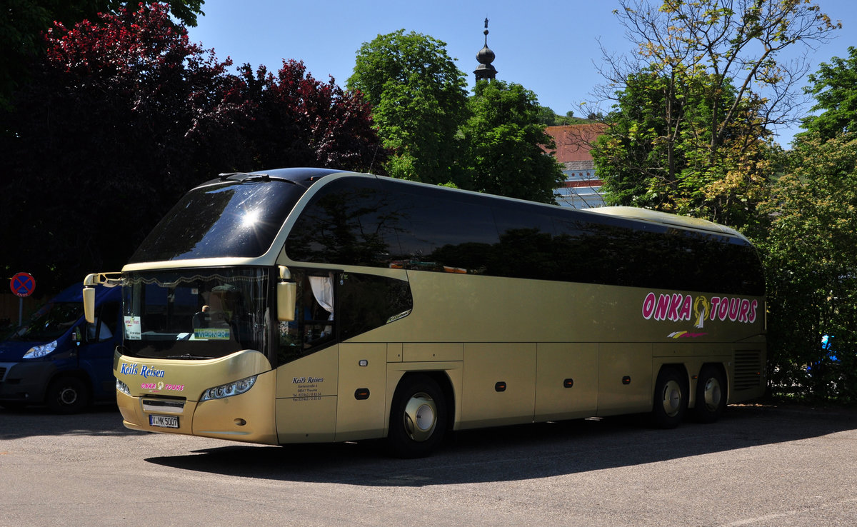 Neoplan Cityliner von Keil`s Reisen (Onka Tours) aus der BRD in Krems gesehen.