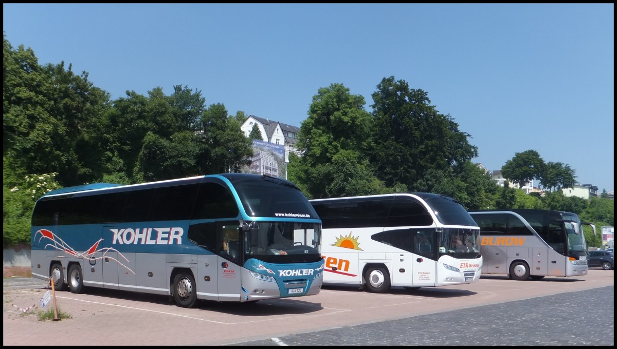 Neoplan Cityliner von Kohler aus Deutschland und Neoplan Cityliner von ETK-Reisen aus Deutschland und Setra 415 HDH von Burow aus Deutschland im Stadthafen Sassnitz.