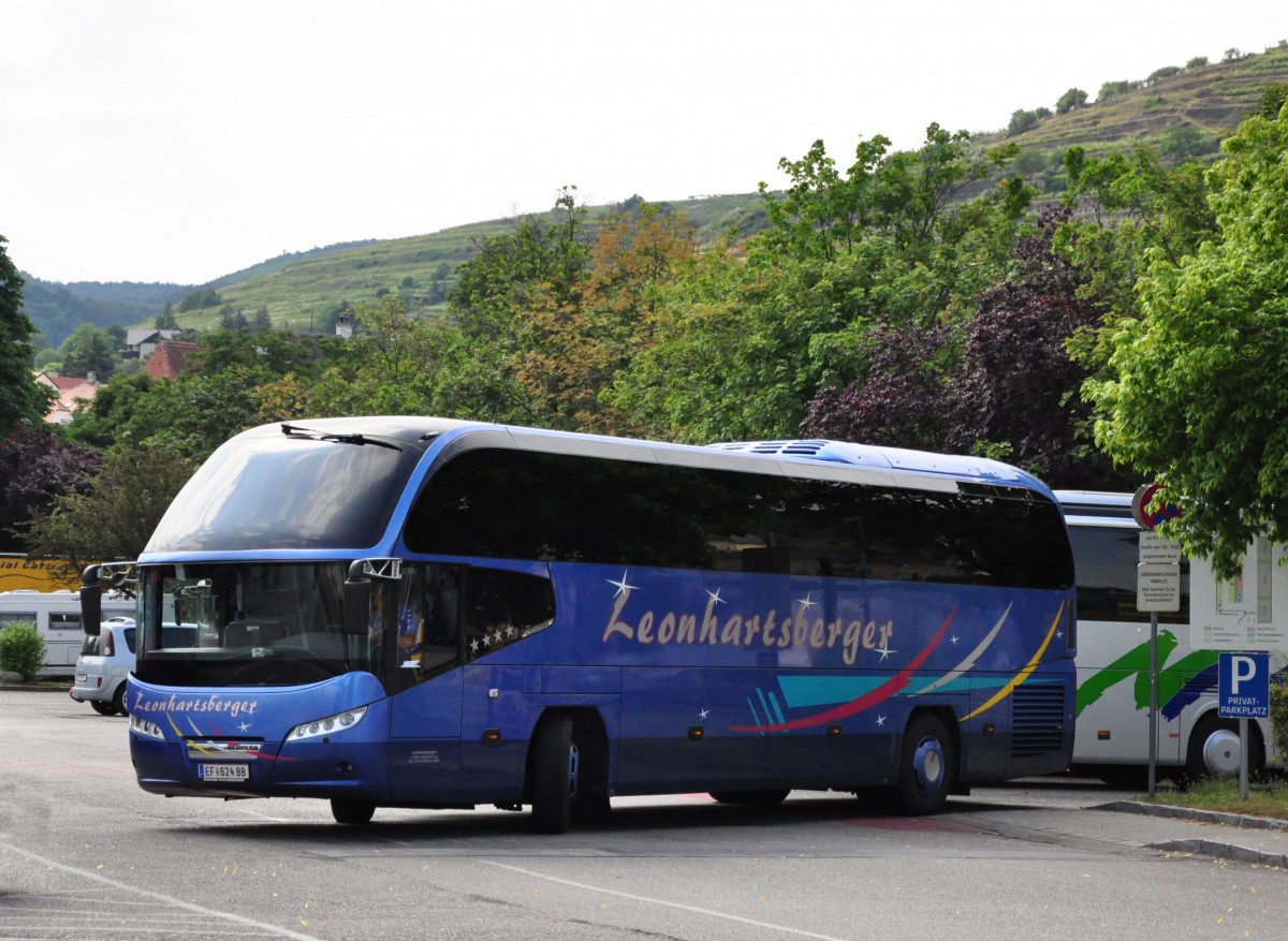 Neoplan Cityliner von Leonhartsberger Reisen aus sterreich im Juni 2015 in Krems gesehen.