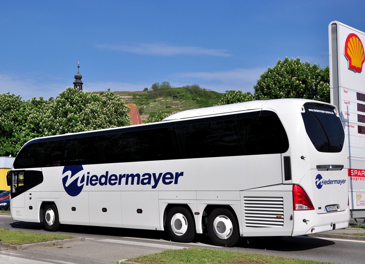 Neoplan Cityliner von Niedermayer Reisen aus der BRD am 8.5.2015 in Krems gesehen.