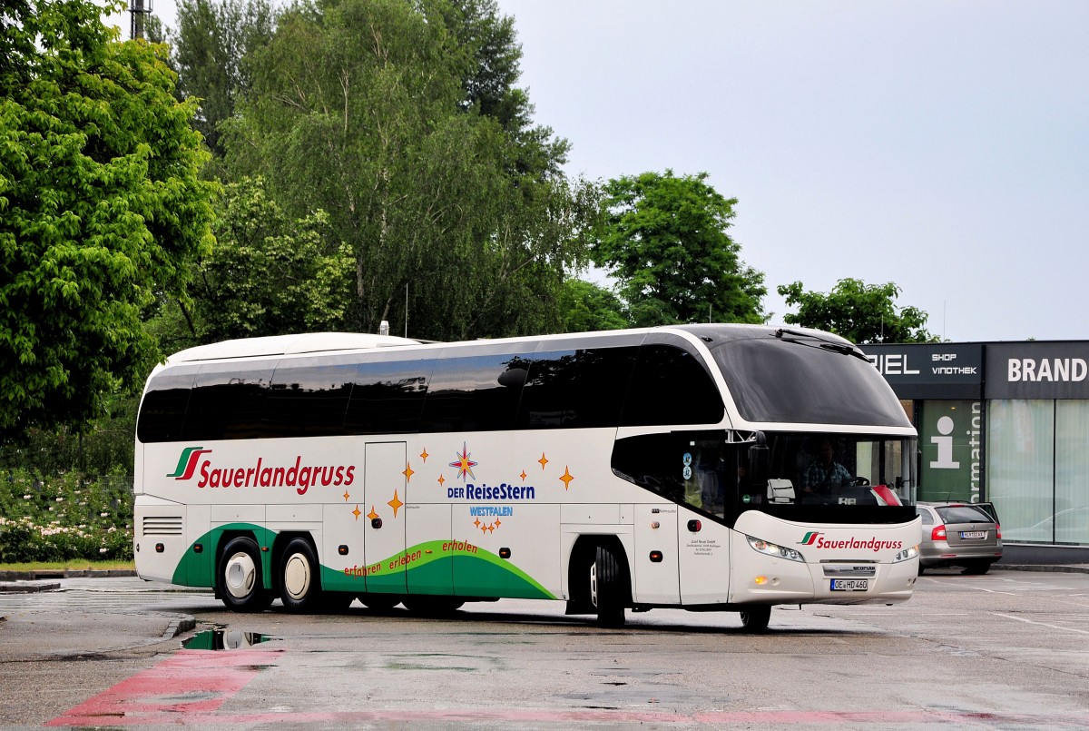 Neoplan Cityliner vom Omnibusbetrieb Josef Heuel aus der BRD im Juni 2015 in Krems.