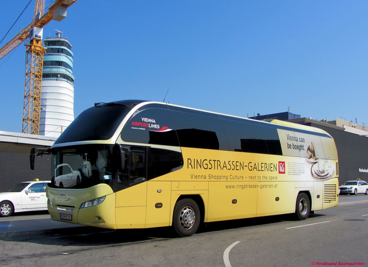 NEOPLAN CITYLINER vom Postbus BB,Vienna Airport Lines,Schwechat im Juli 2013. 