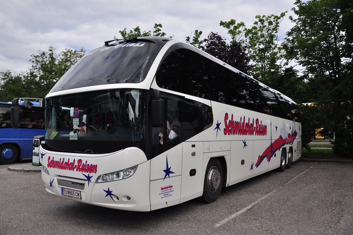 Neoplan Cityliner von Schmidatal Reisen aus Niedersterreich im Mai 2015 in Krems gesehen.