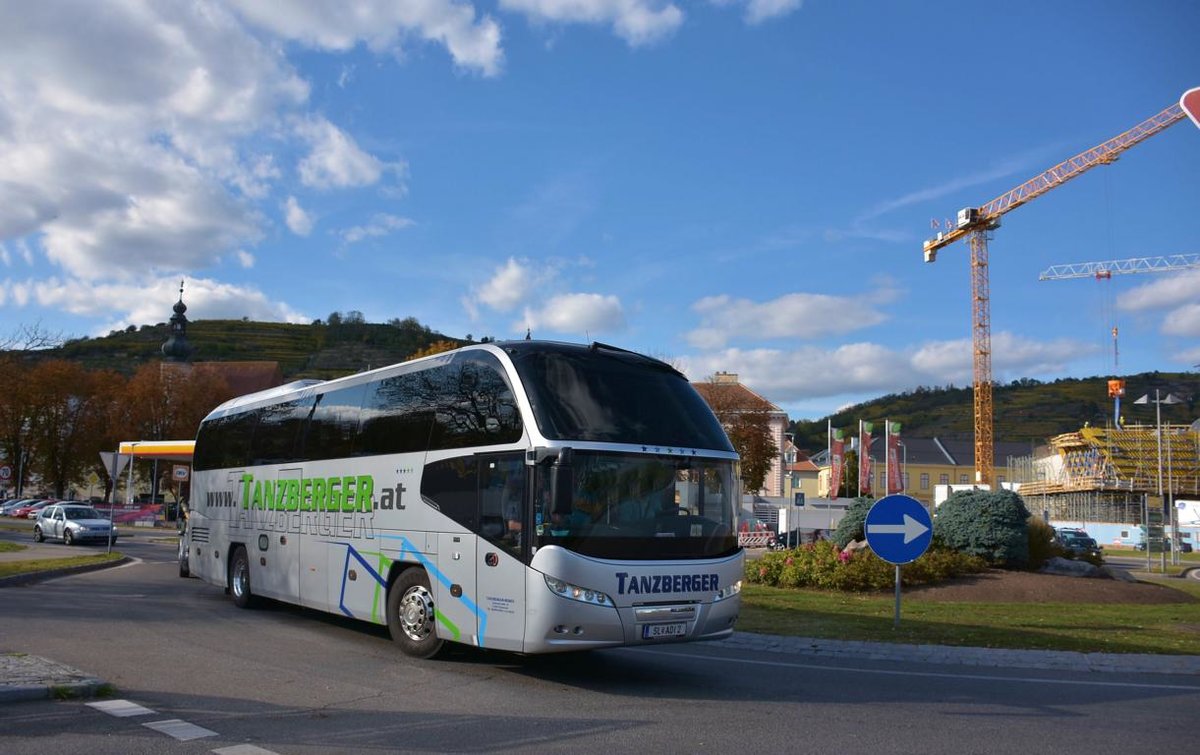Neoplan Cityliner von Tanzberger Reisen aus sterreich 10/2017 in Krems.