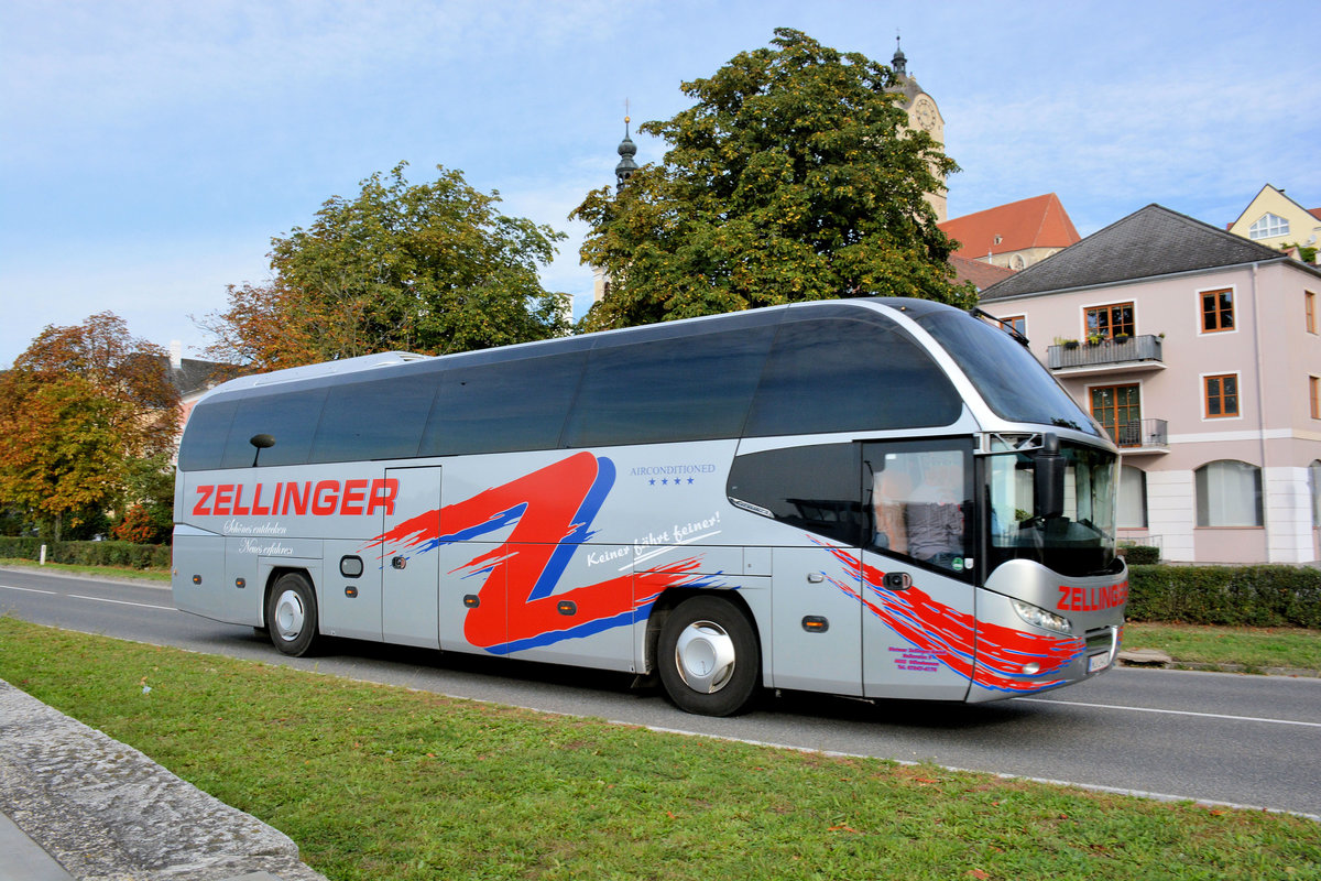Neoplan Cityliner von Zellinger Reisen aus sterreich in Krems unterwegs.