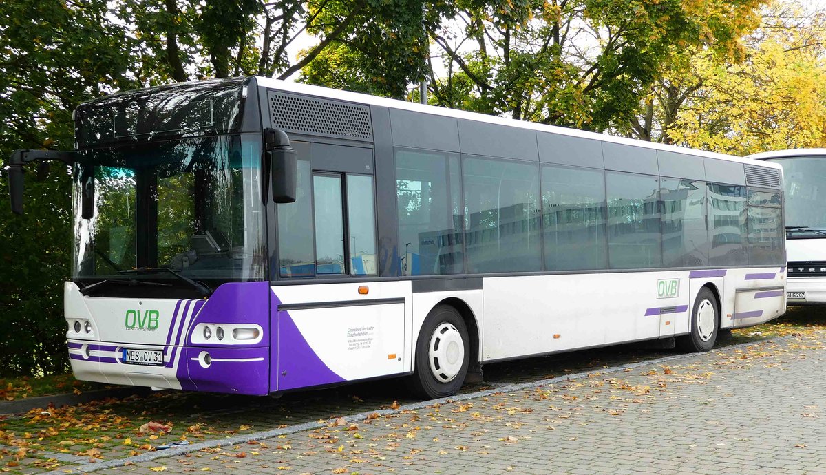 Neoplan von  OVB  steht auf dem Busplatz in Bad Neustadt/Saale im Oktober 2017