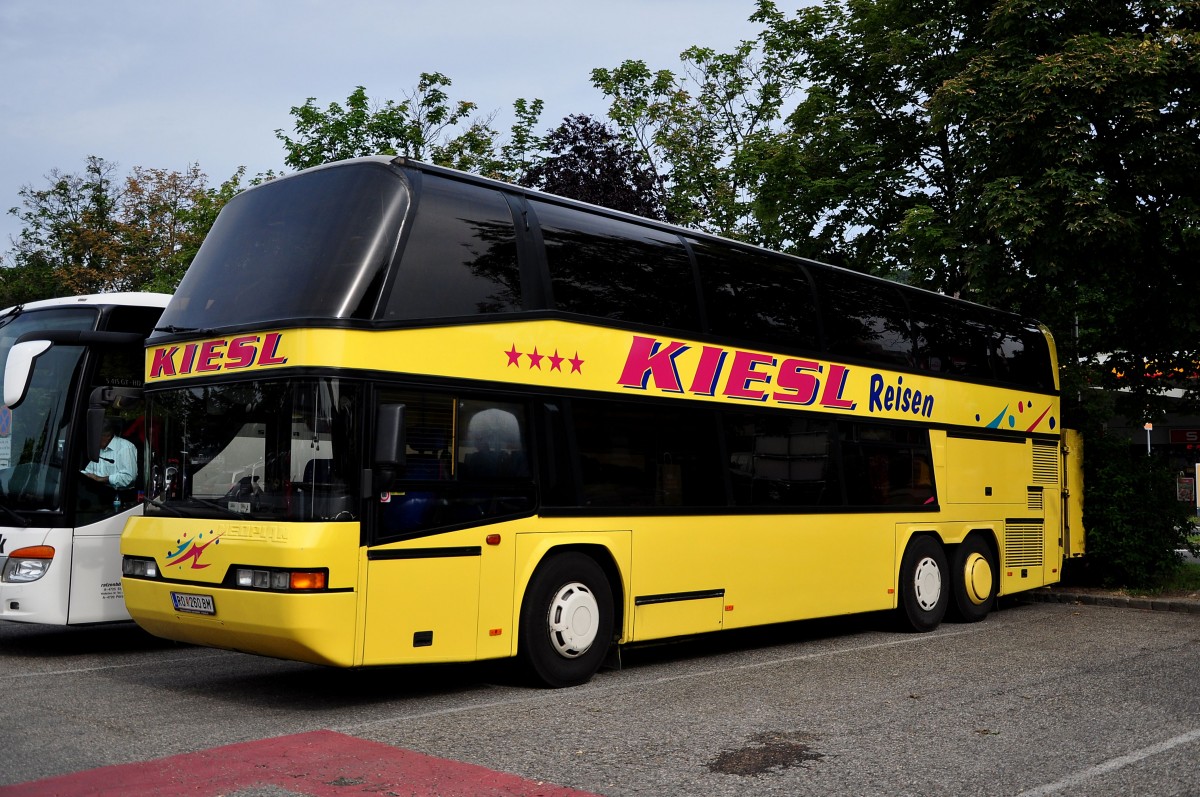 Neoplan Skyliner von Kiesl Reisen aus sterreich im Juni 2015 in Krems.