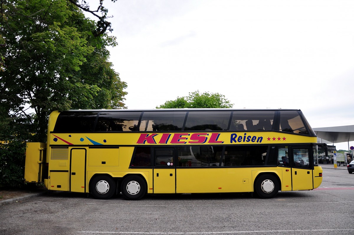 Neoplan Skyliner von Kiesl Reisen aus Österreich im Juni 2015 in Krems.
