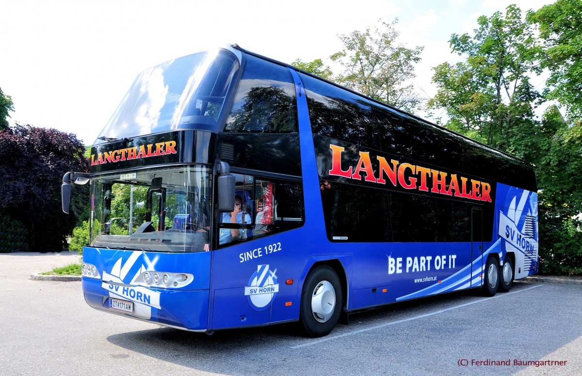 NEOPLAN SKYLINER von LANGTHALER Reisen aus Niedersterreich am 8.7.2013 in Krems an der Donau.