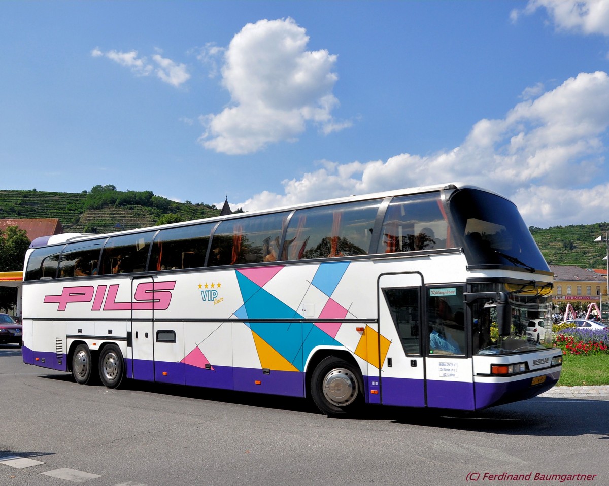 NEOPLAN SPACELINER von PILS Reisen / Ungarn im August 2013 in Krems unterwegs.