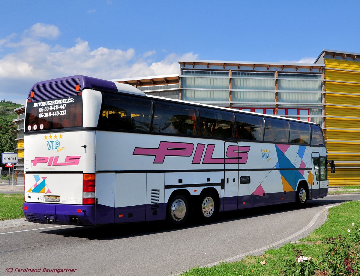 NEOPLAN SPACELINER von PILS Reisen / Ungarn im August 2013 in Krems unterwegs.