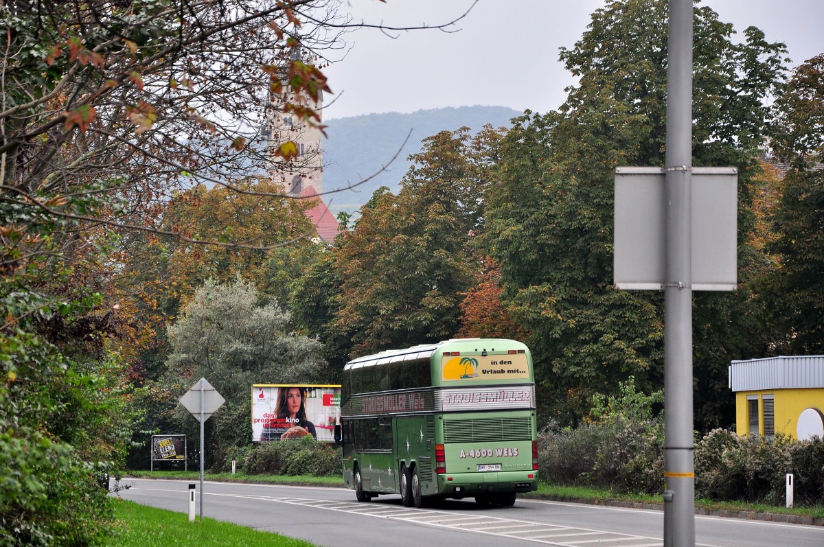 Neoplan Spaceliner von Stroissmller aus asterreich am 11.Okt.2014 in Krems unterwegs.