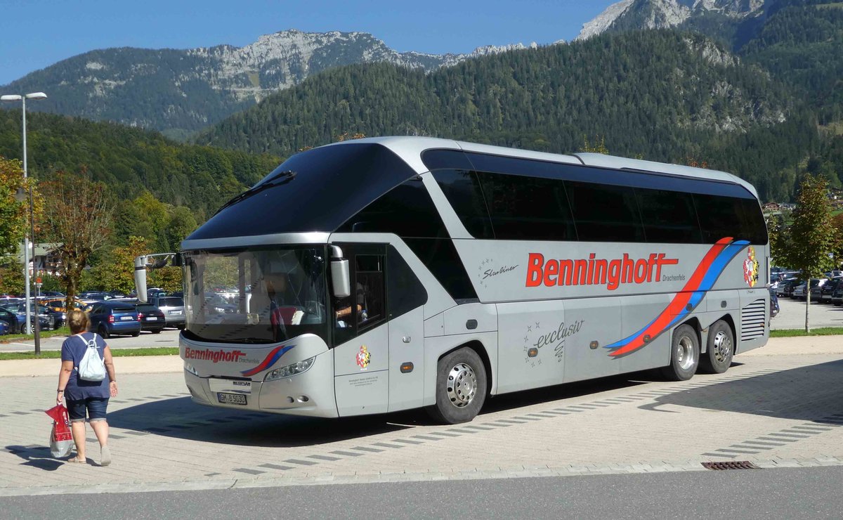 Neoplan Starliner von BENNINGHOFF-Reisen aus Wiehl steht im September 2018 auf dem Busparkplatz am Königsee