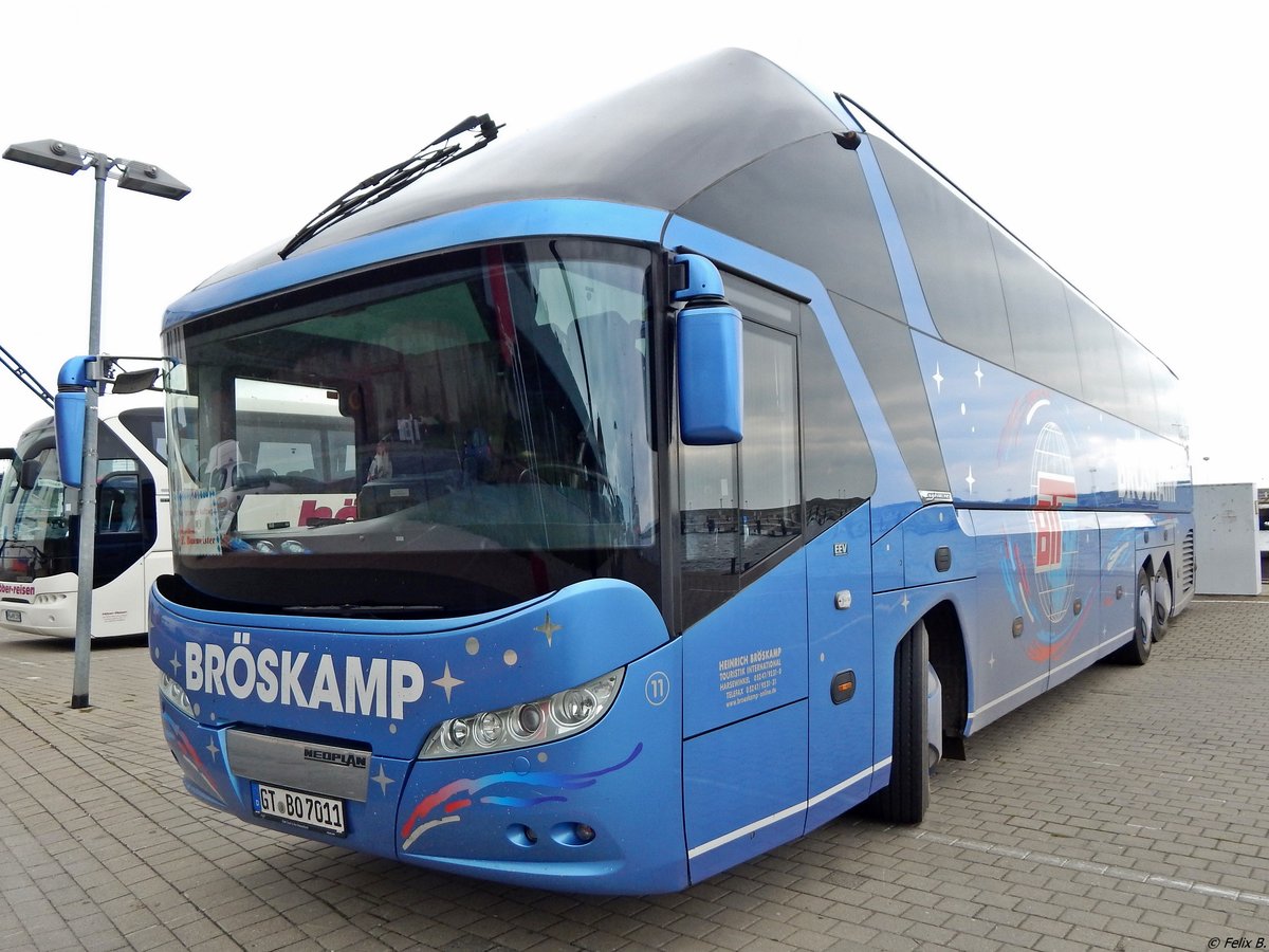 Neoplan Starliner von Bröskamp aus Deutschland im Stadthafen Sassnitz. 