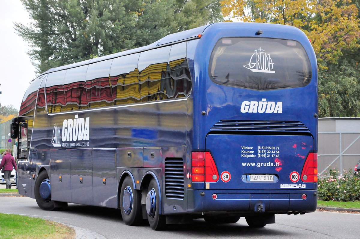 Neoplan Starliner von Gruda Reisen aus Litauen in Krems gesehen.