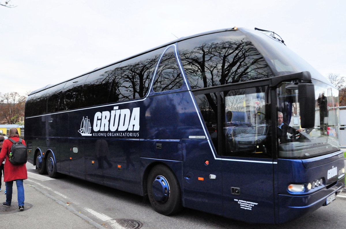 Neoplan Starliner von Gruda Reisen aus Litauen in Krems gesehen.