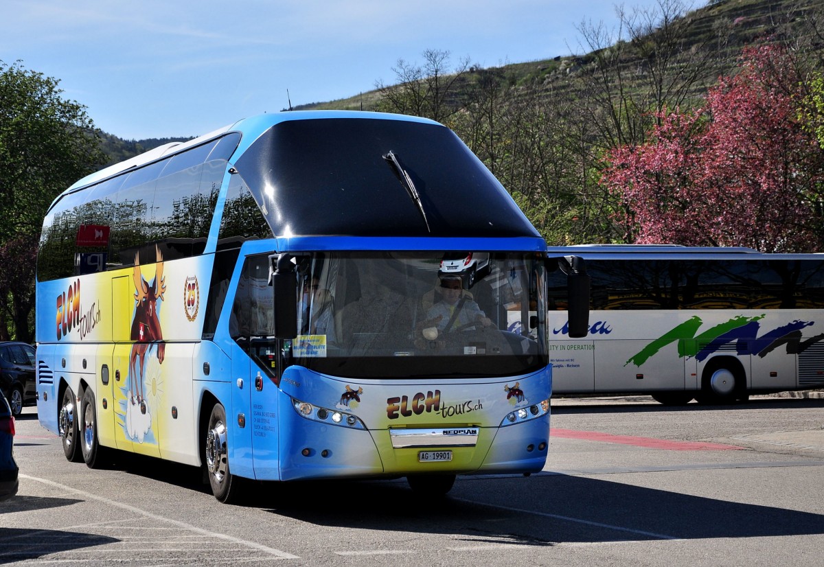 Neoplan Starliner von Heiri Reisen aus der Schweiz am 15.4.2015 in Krems.