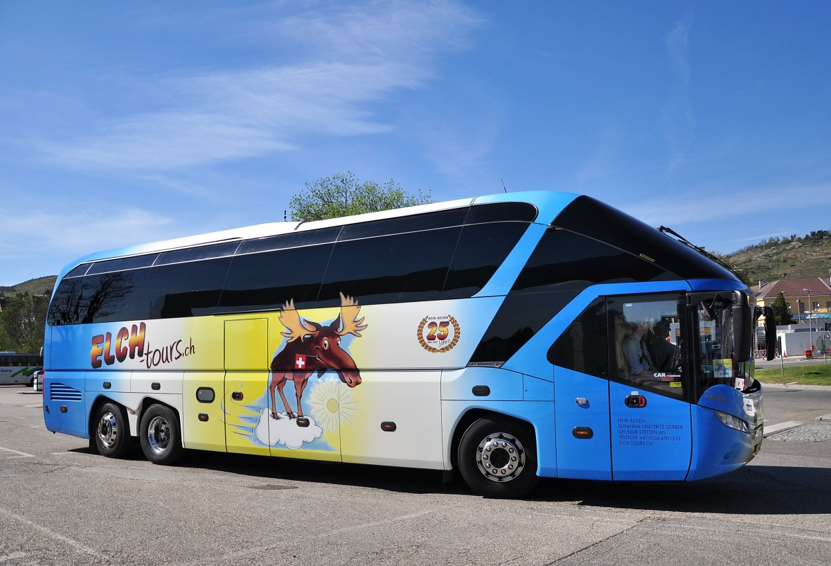 Neoplan Starliner von Heiri Reisen  Elch-Tours  aus der Schweiz am 15.April 2015 in Krems gesehen.