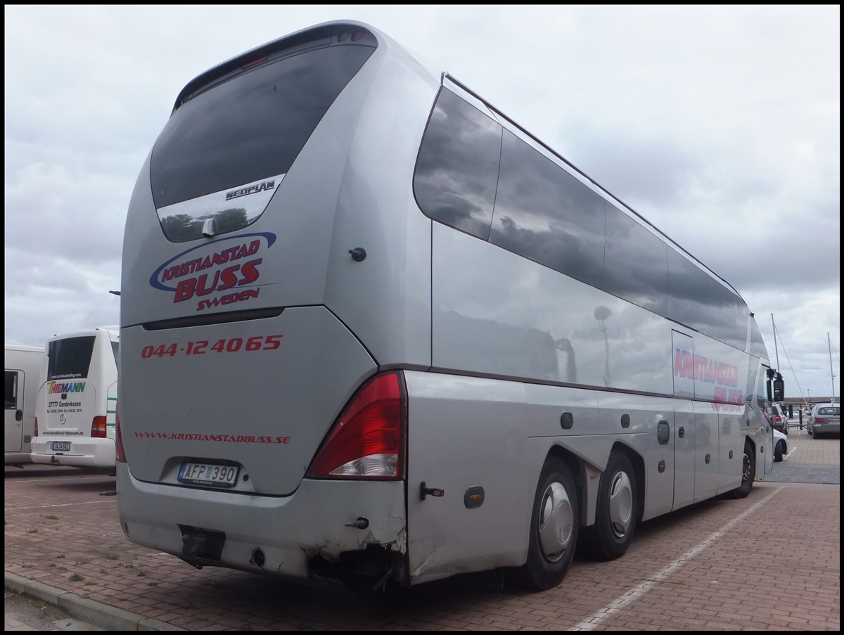 Neoplan Starliner von Kristlanstad Buss aus Schweden im Stadthafen Sassnitz.