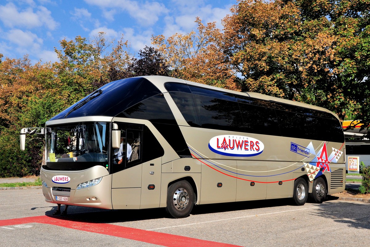 NEOPLAN STARLINER von LAUWERS Reisen aus Belgien im August 2013 in Krems an der Donau.