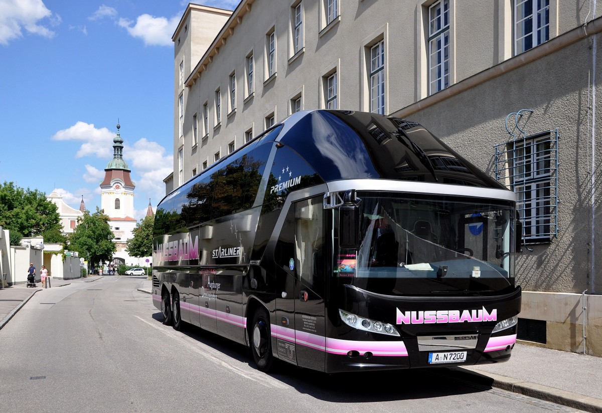 Neoplan Starliner von Nussbaum Reisen aus der BRD im Juni 2015 in Krems.