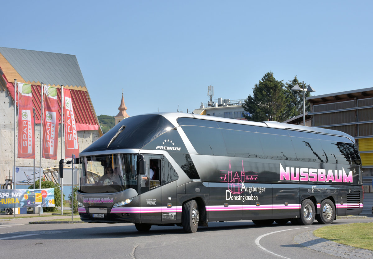Neoplan Starliner von NUSSBAUM Reisen aus der BRD in Krems.