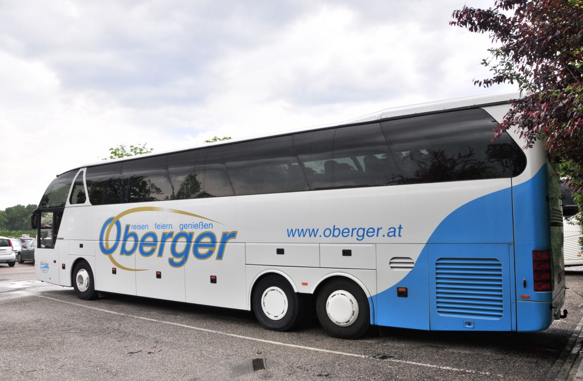 Neoplan Starliner von OBERGER Reisen aus sterreich am 9.5.2015 in Krems.