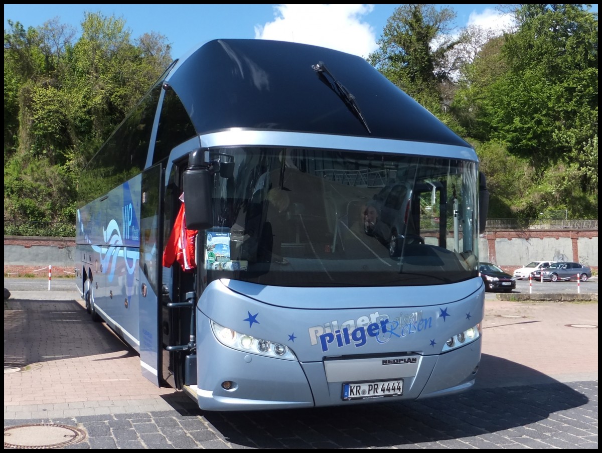 Neoplan Starliner von Pilger Reisen aus Deutschland im Stadthafen Sassnitz.