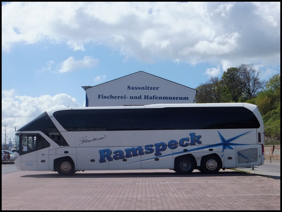 Neoplan Starliner von Ramspeck aus Deutschland im Stadthafen Sassnitz.