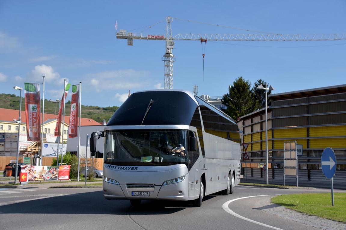 Neoplan Starliner von Rottmayer Reisen aus der BRD in Krems.