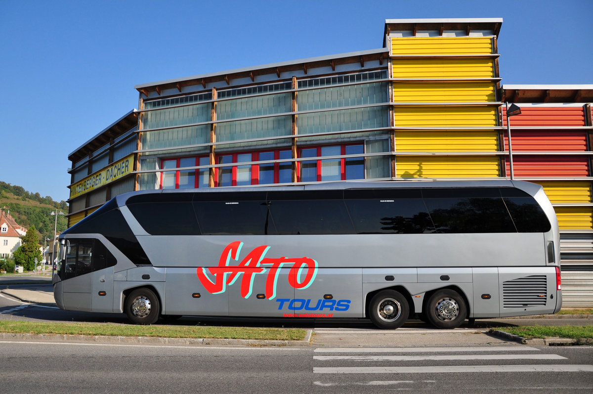 Neoplan Starliner von Sato Tour im Sept. 2016 in Krems unterwegs.
